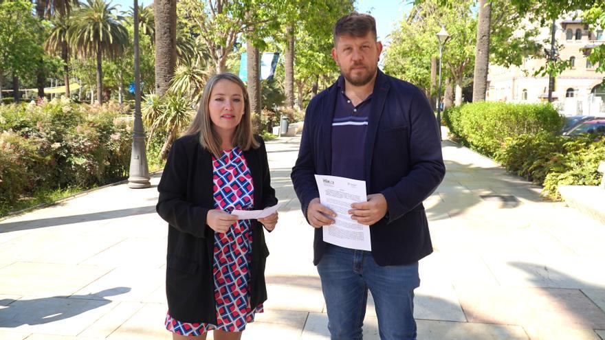 Alicia Murillo (PSOE) y Nicolás Sguiglia (Unidas Podemos por Málaga), este viernes ante el Ayuntamiento.