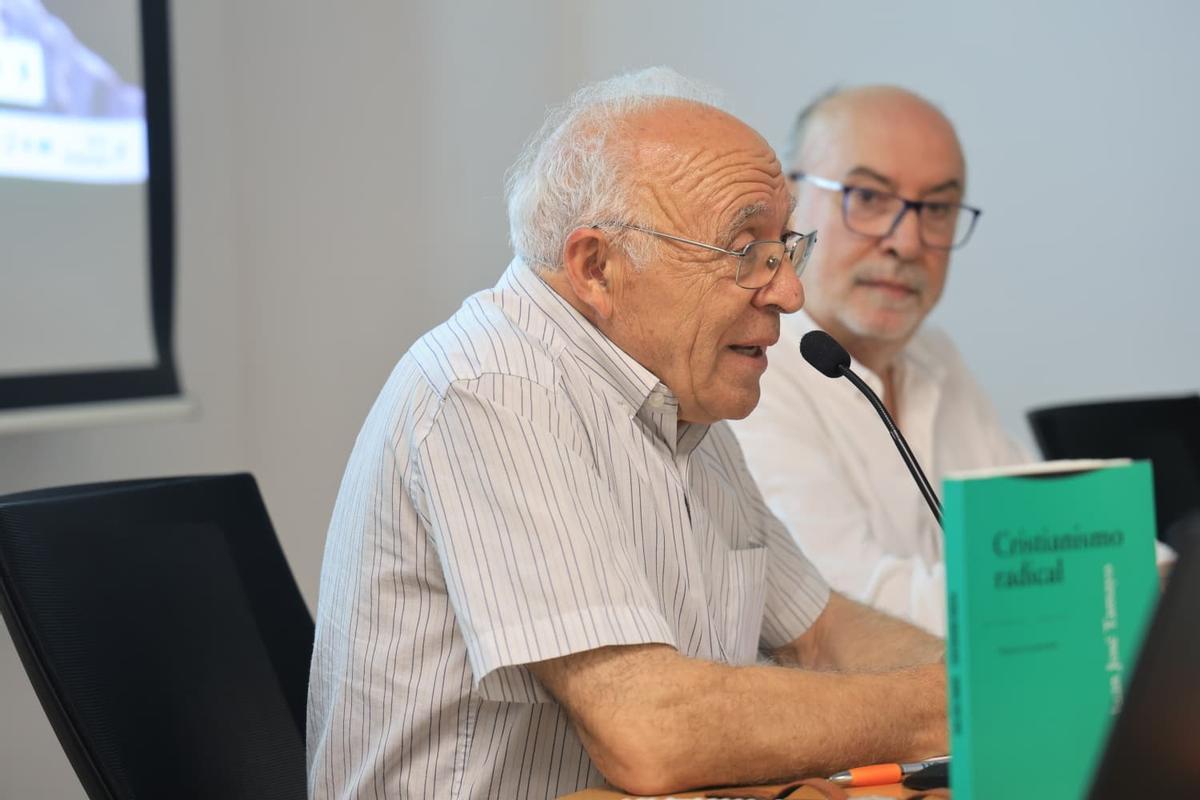 Un instante de la presentación del libro a cargo de Juan José Tamayo y Manuel Alcaraz