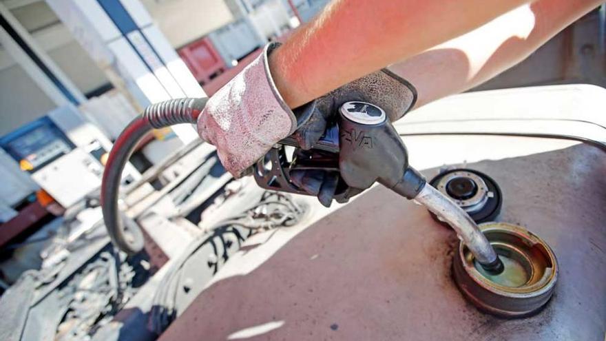 Surtidor de combustible en una estación de servicio gallega. / Marta G. Brea