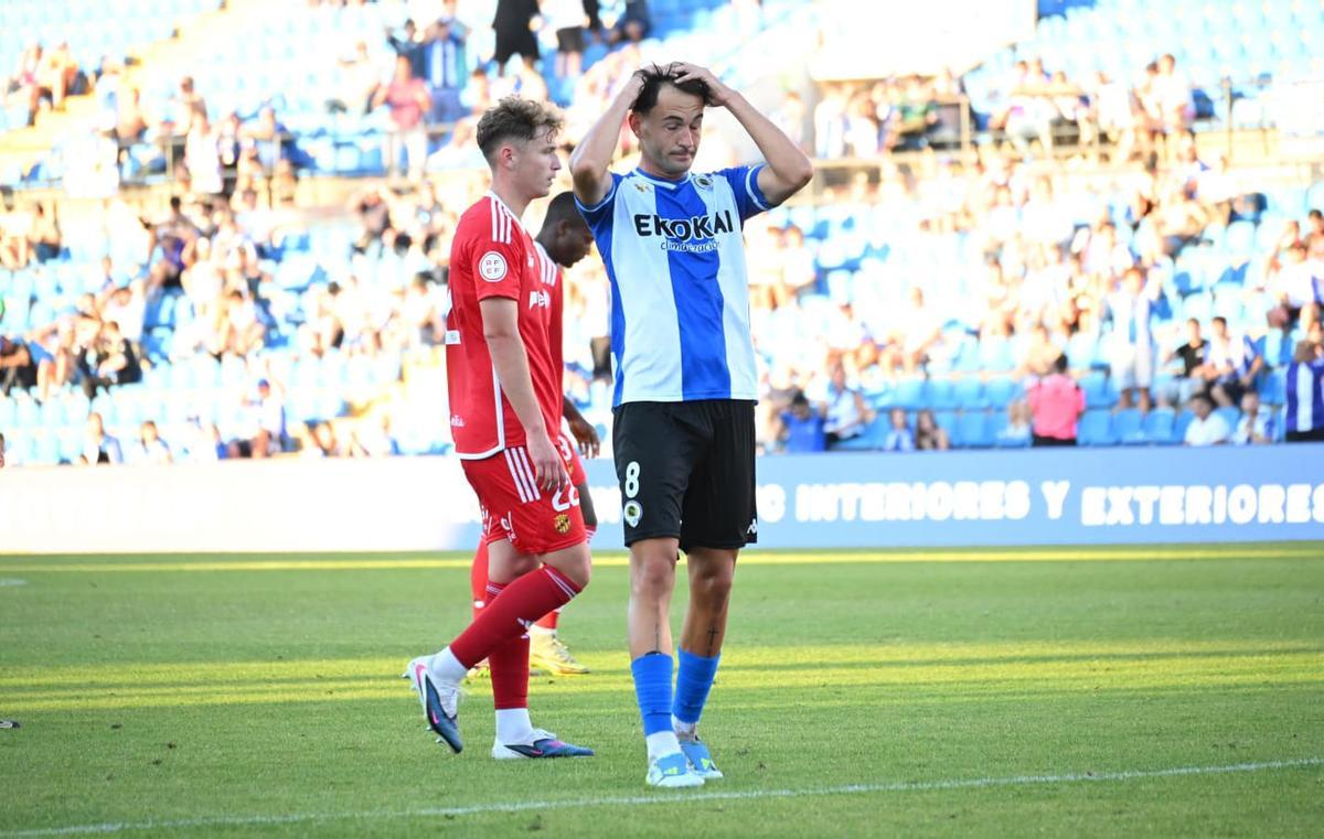 Carlos Mangada, tercer capitán del Hércules, tras estrellar un balón en el larguero en el Rico Pérez.