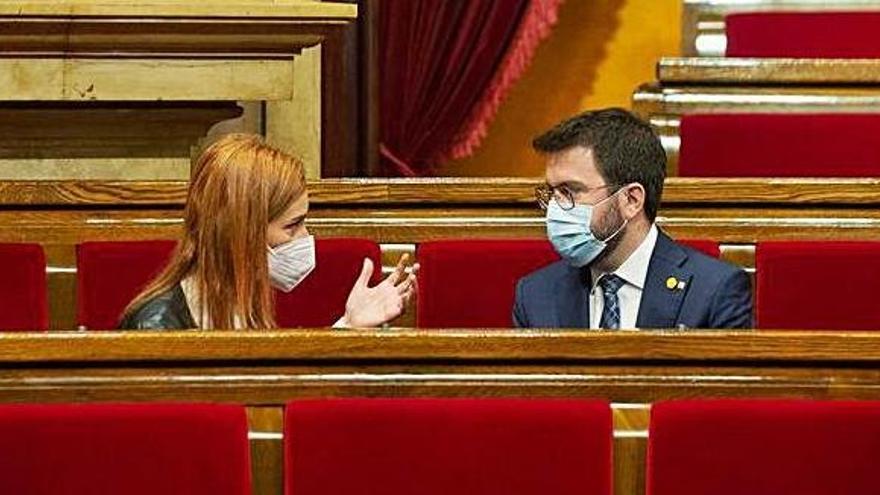 Jéssica Albiach conversa amb Pere Aragonès al Parlament