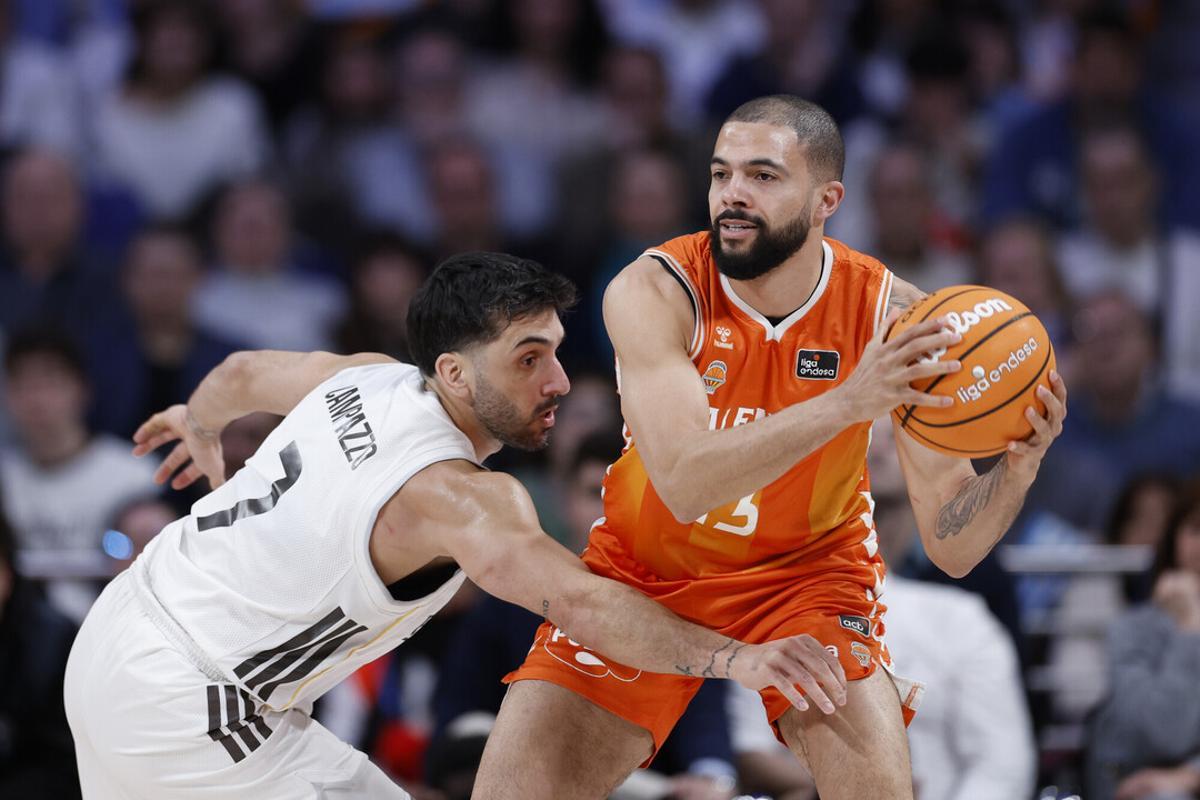 Darius Thompson, defendido por Campazzo en el partido ante el Real Madrid.