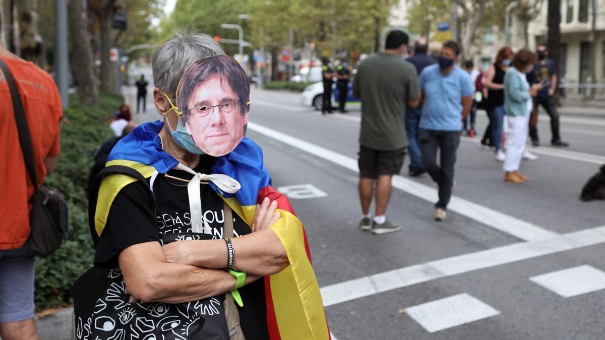 Protesta frente a la embajada de Italia en Barcelona por la detención de Puigdemont