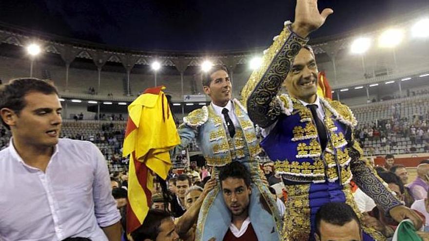 Marín, «El Cid» y el diputado de Ciutadans salen a hombros.