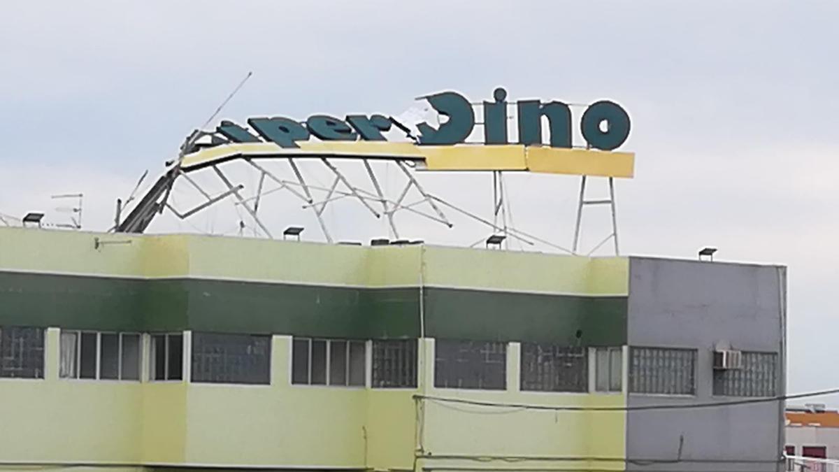 El fuerte viento arranca parte del letrero de Hiperdino en Melenara (Telde).