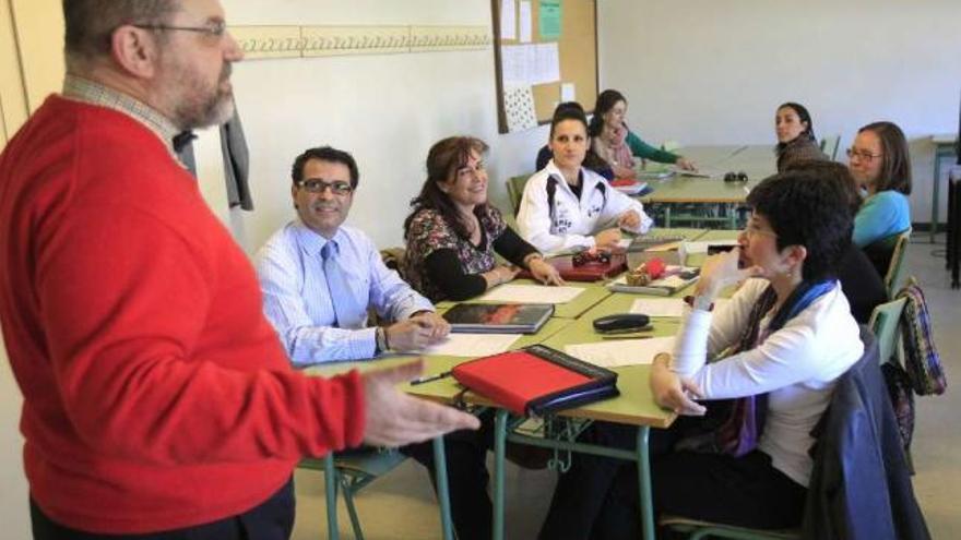 Un docente imparte clase en una escuela de idiomas de Galicia. / josé lores