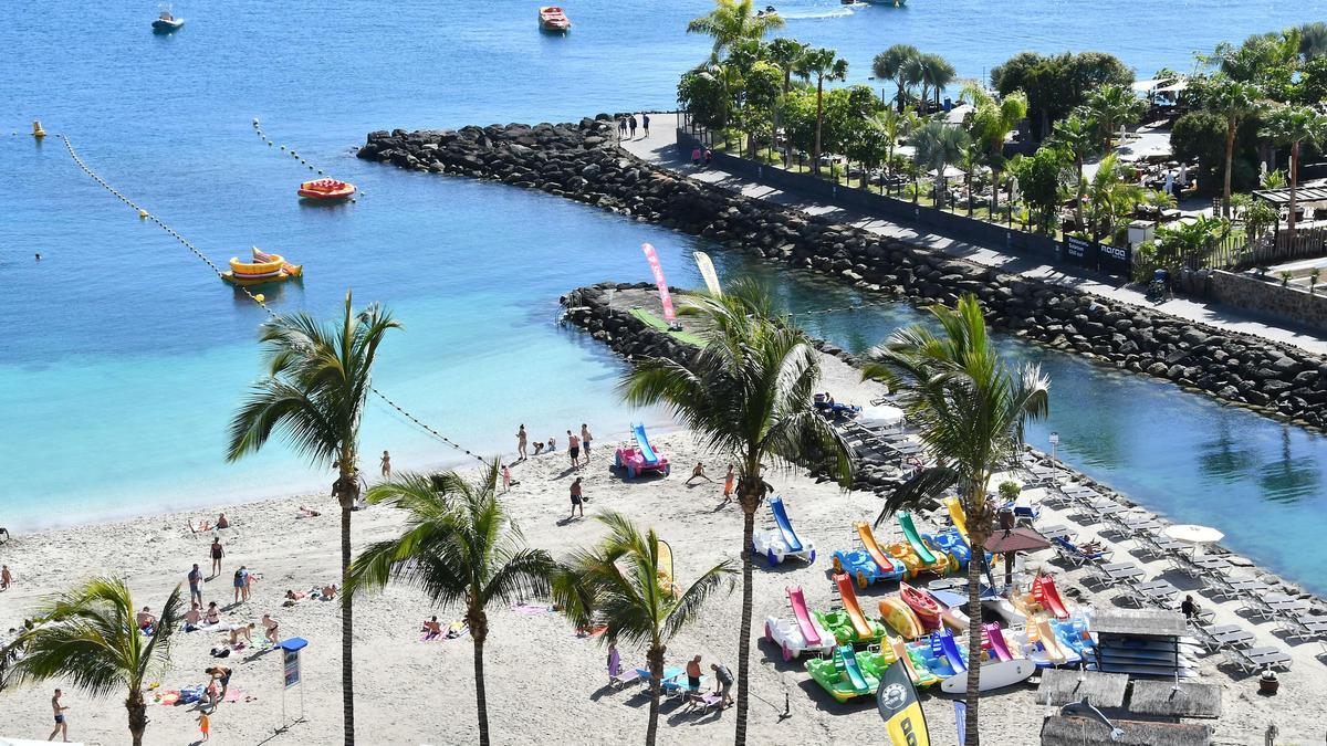 Imagen de la playa de Anfi del Mar, donde la mancha se localiza a media milla de su costa.