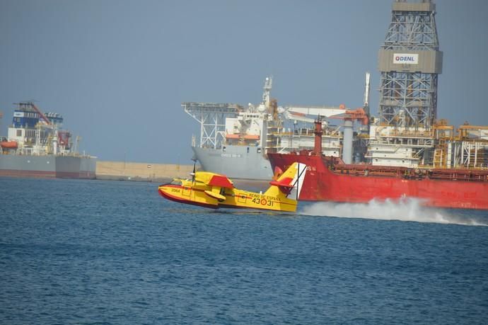 Los hidroaviones cargan agua en el Puerto de Las Palmas - Incendio Gran Canaria 2019