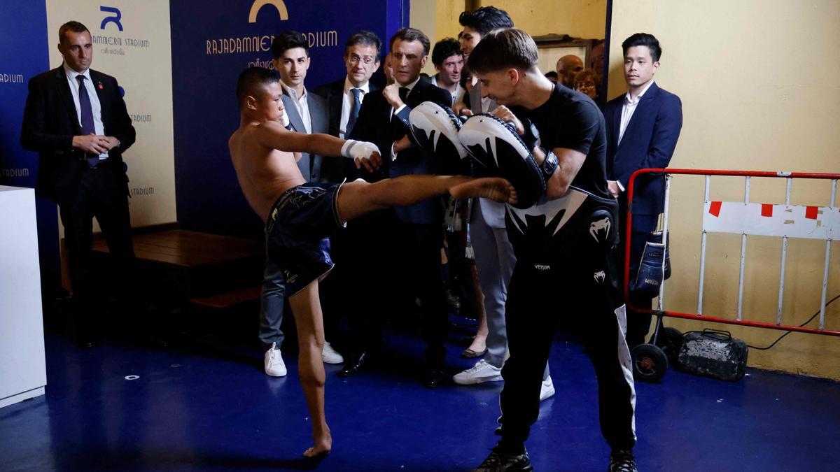 Macron visita un centro de Muay thai en Bangkok