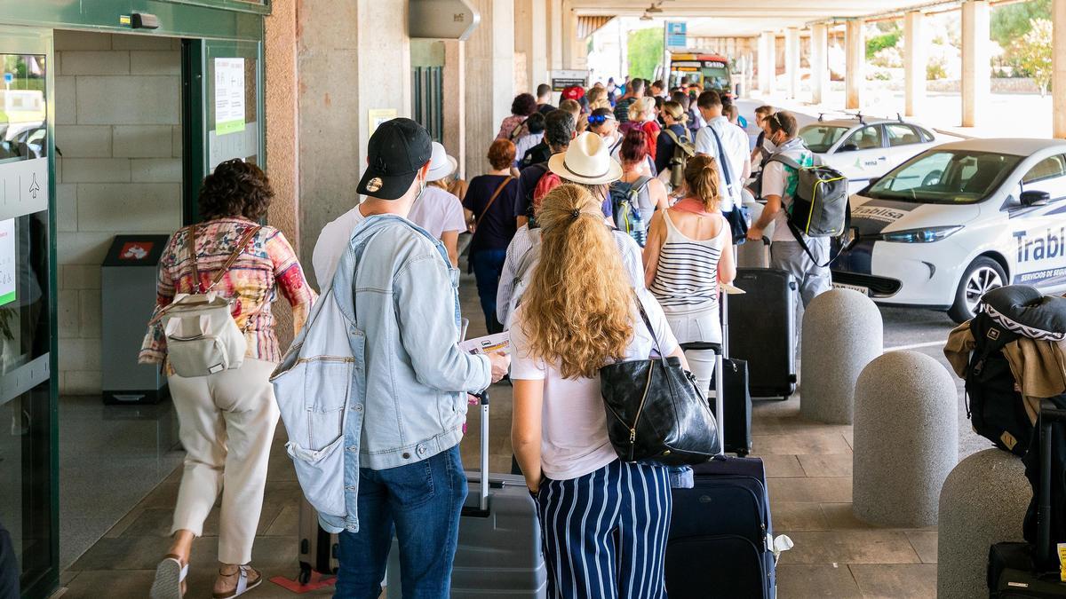 Turistas a las puertas de un hotel.