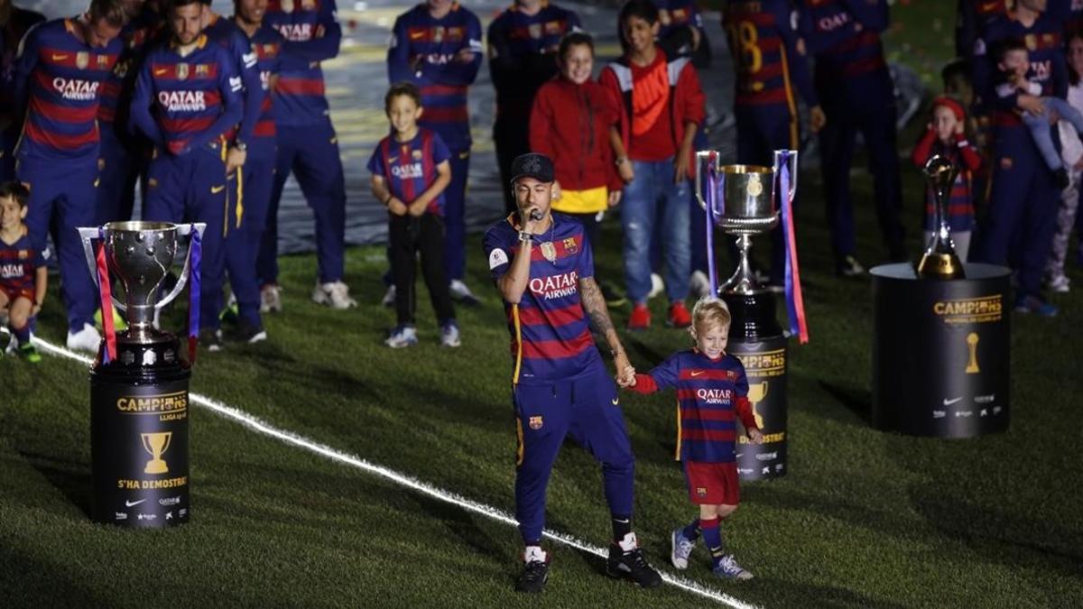 Neymar se dirige a los aficionados del Barça acompañado de su hijo Davi Lucca.