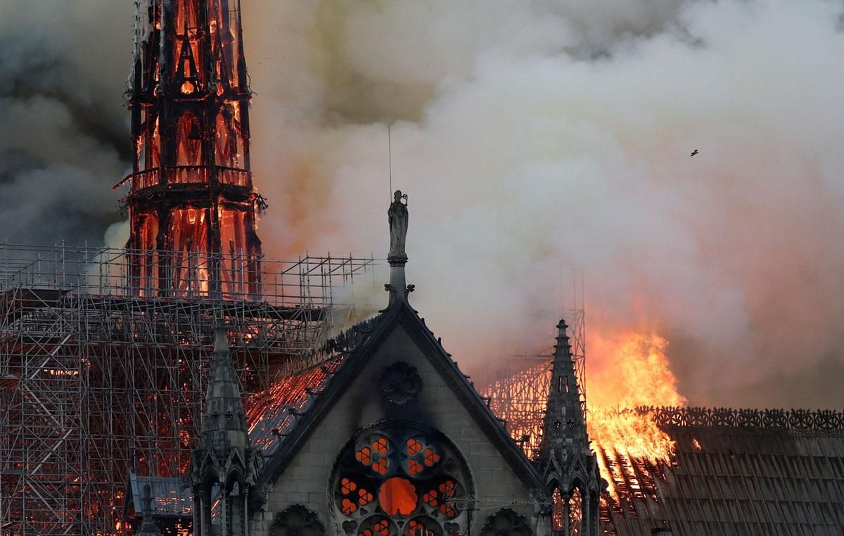 Incendio en la Catedral de Nôtre Dame