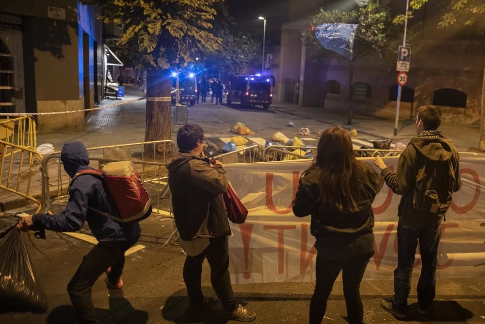 El CDR demana la dimissió de Buch i llança escombraries a la subdelegació del govern a Girona