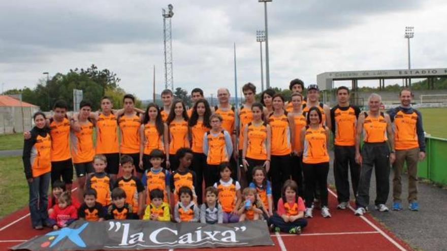 Integrantes de la Escola de Atletismo Deza posan con las nuevas camisetas patrocinadas por La Caixa.