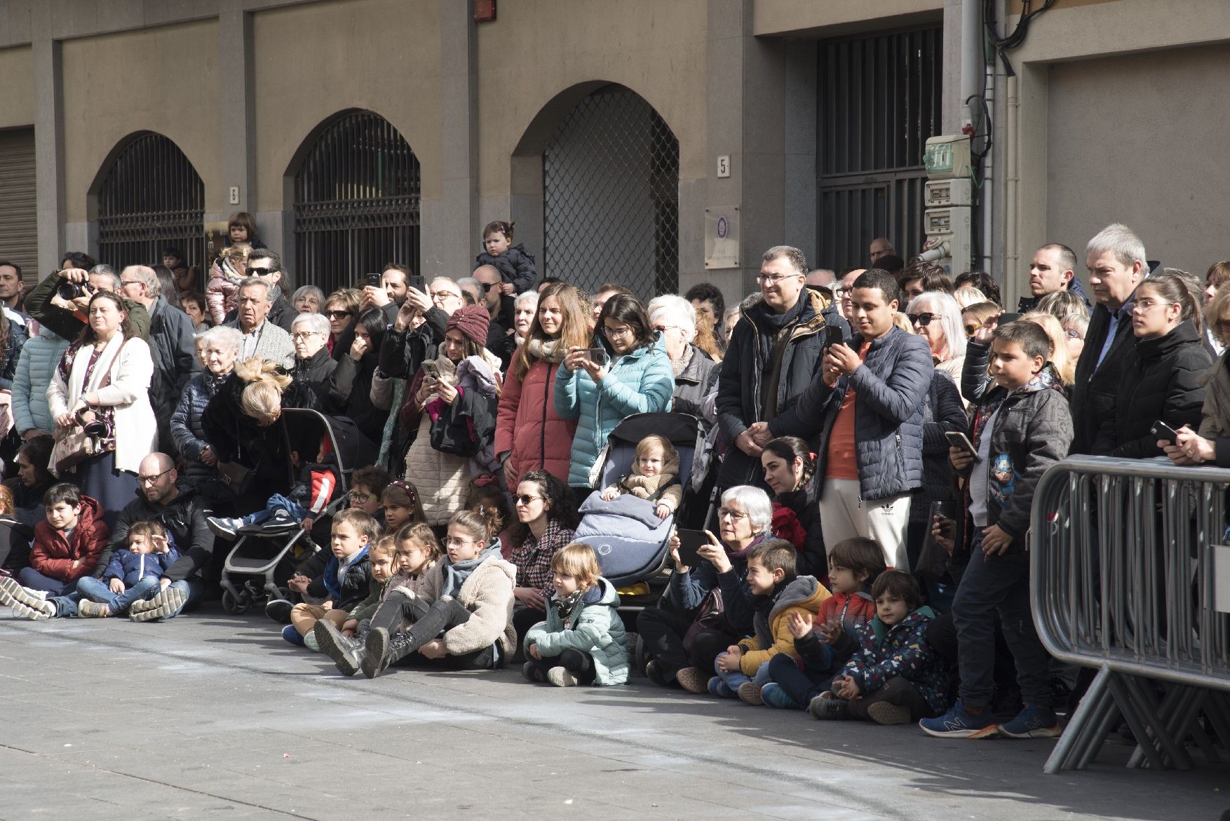 La imatgeria i els Tirallongues es llueixen enmig d'una plaça Major plena per la Festa de la Llum