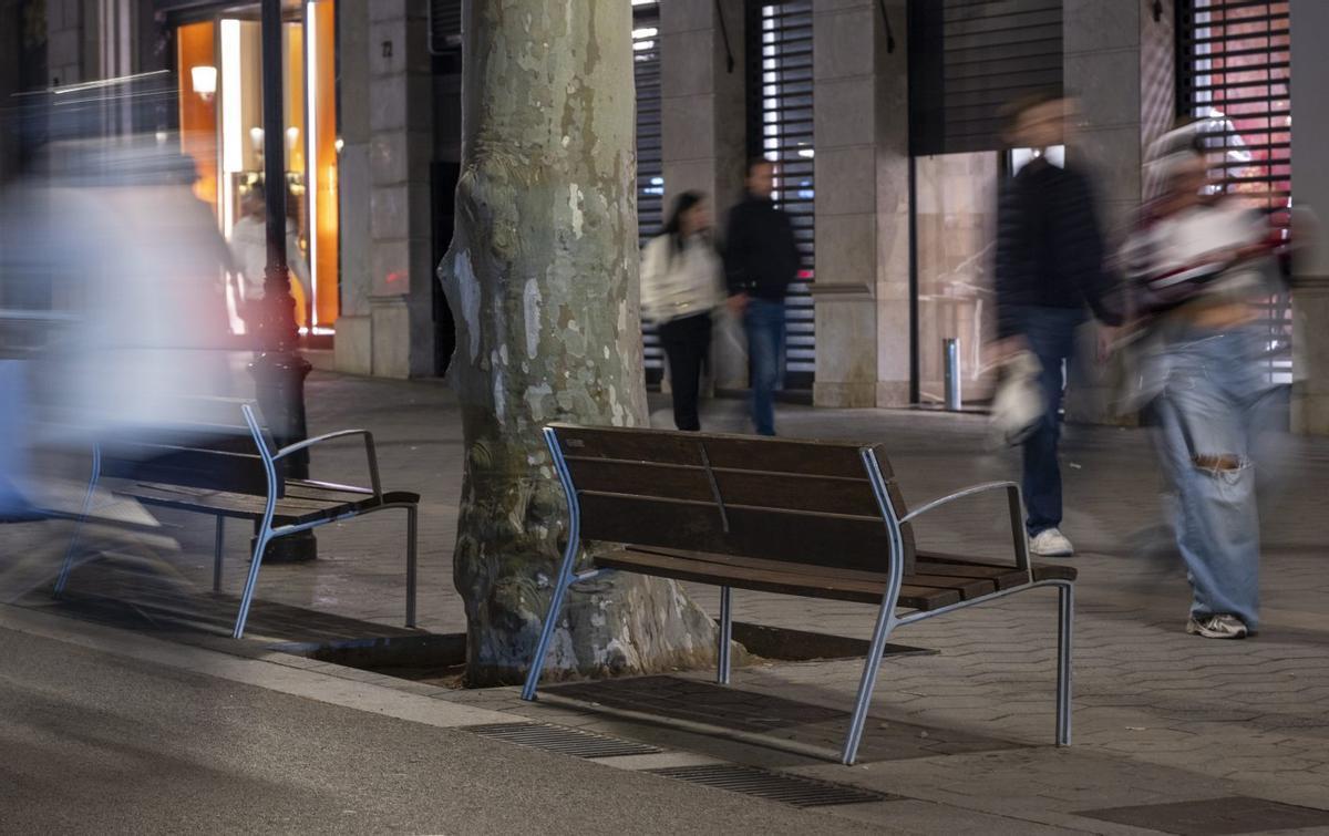 Barcelona paga 1.419 euros per cada banc que compra i instal·la