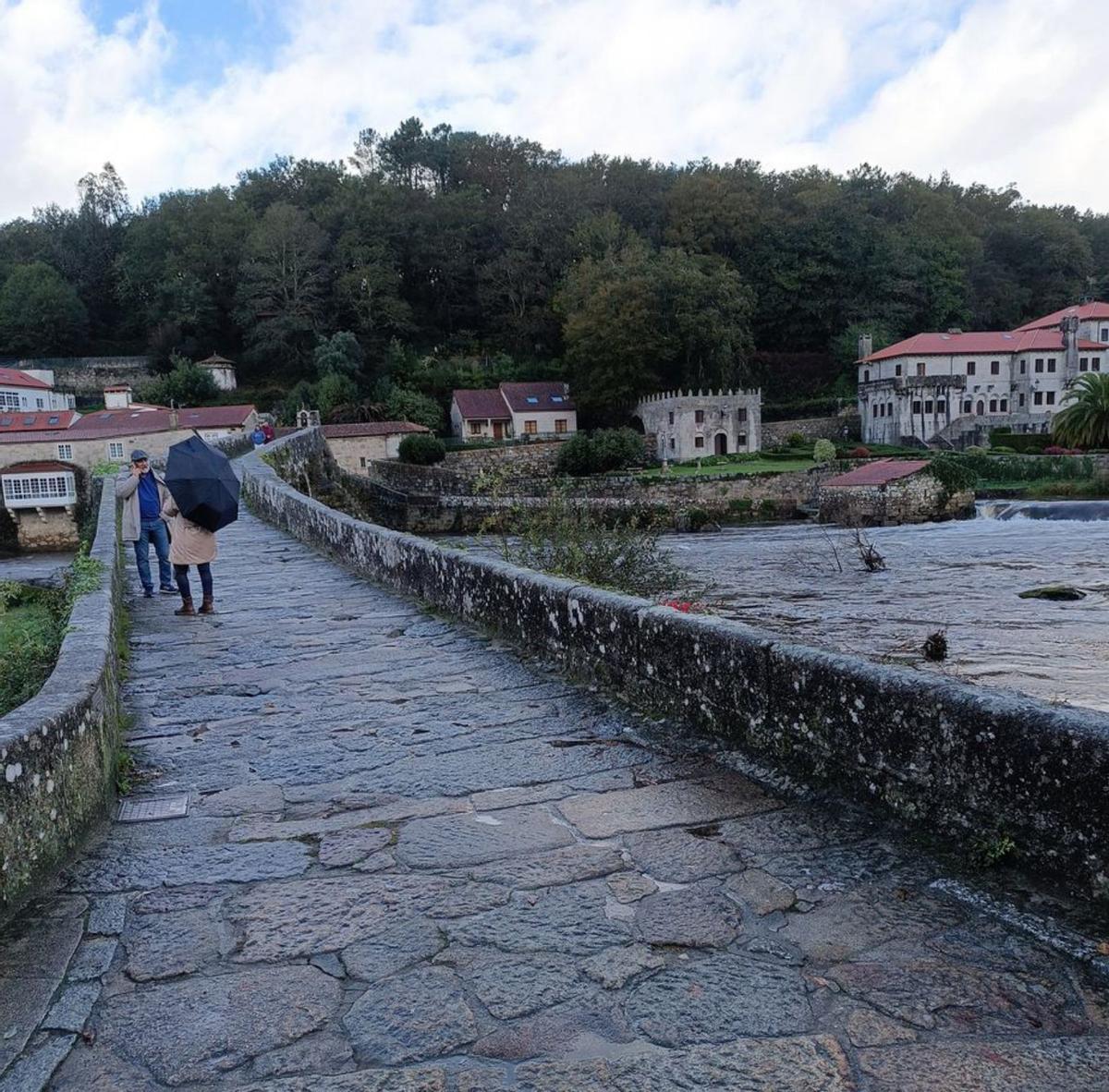 A Ponte Maceira onte, co paseo e os muíños asulagados, á dereita / ECG