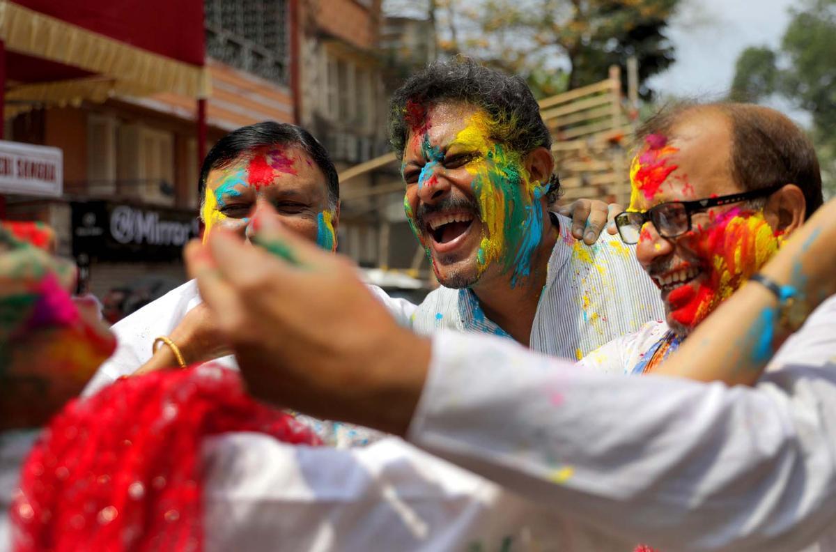 Celebraciones del Holi en el templo Kalupur Swaminarayan , India.