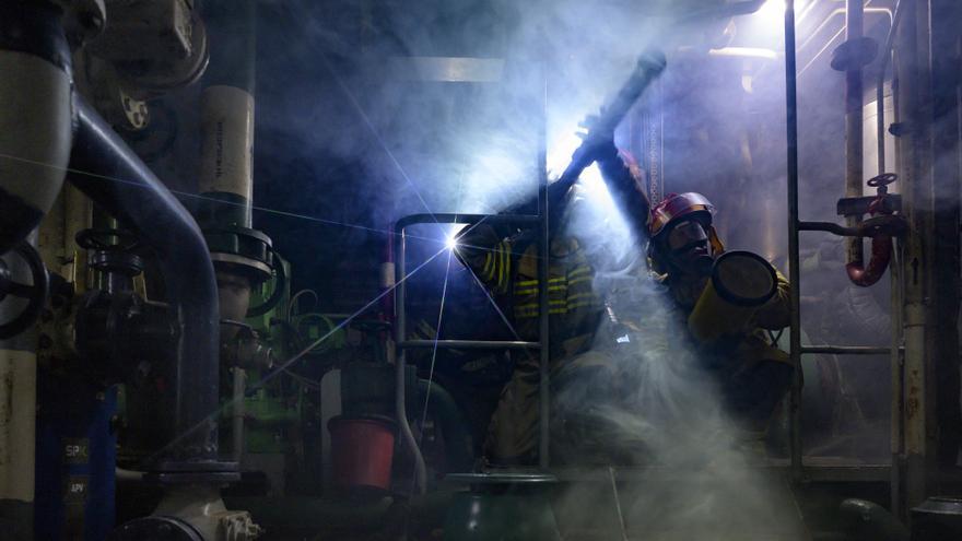 Armada y Bomberos de Cartagena se coordinan para apagar un fuego simulado en un buque