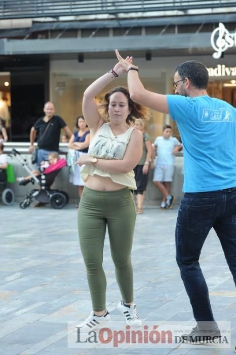 Los bailes latinos salen a la calle en Murcia