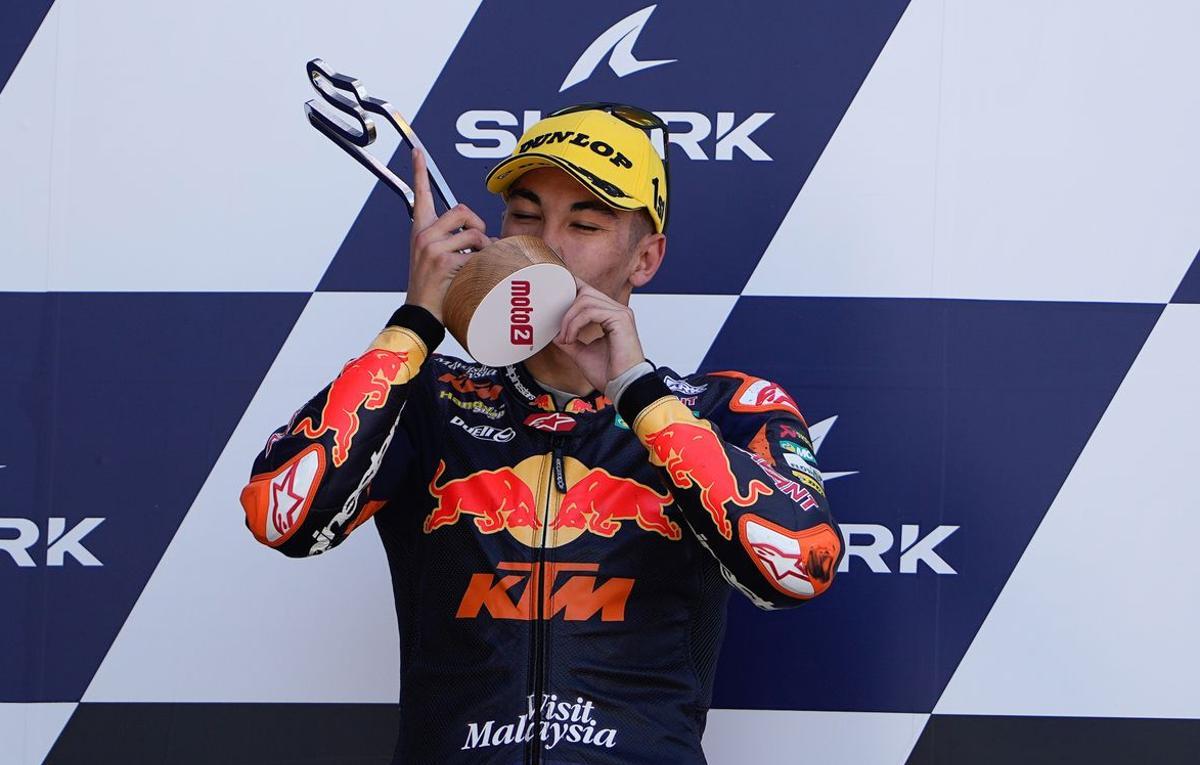 Raúl Fernández, con el trofeo de ganador del GP de Francia, en Le Mans