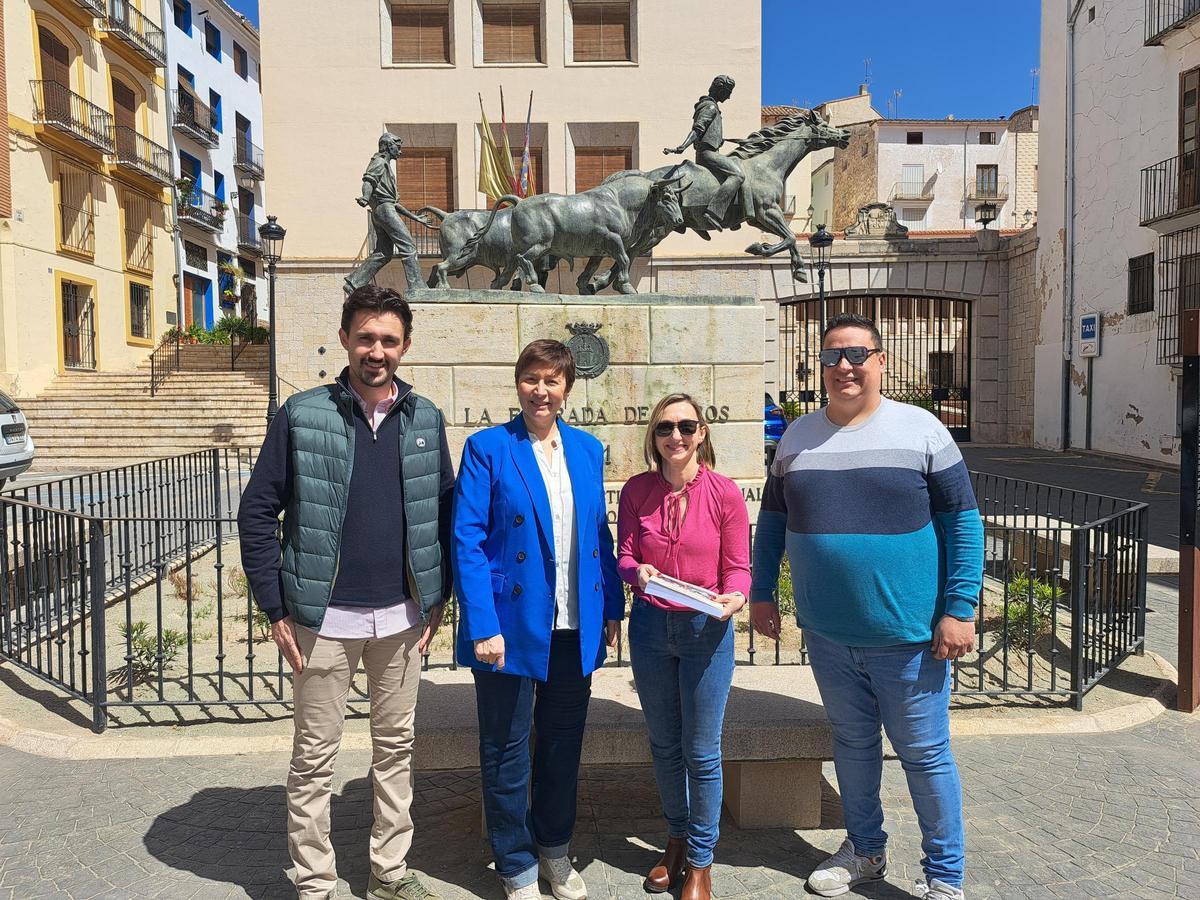 De izquierda a derecha: Aitor Aparicio, concejal de festejos taurinos; Mª Carmen Climent, alcaldesa de Segorbe; Mª Jesús Gamón, autora de la tesis; y Ricardo Pascual; concejal de fiestas.