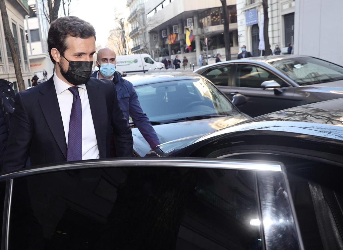 El líder del PP, Pablo Casado, a su salida de una entrevista radiofónica.