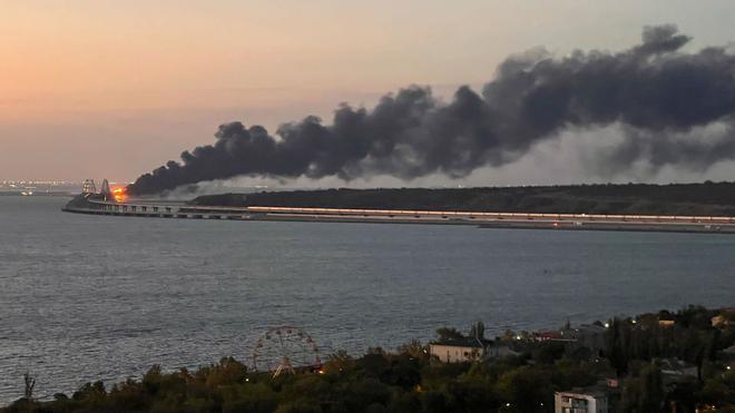 Una camión bomba destruye parte del principal puente que une Rusia con Crimea