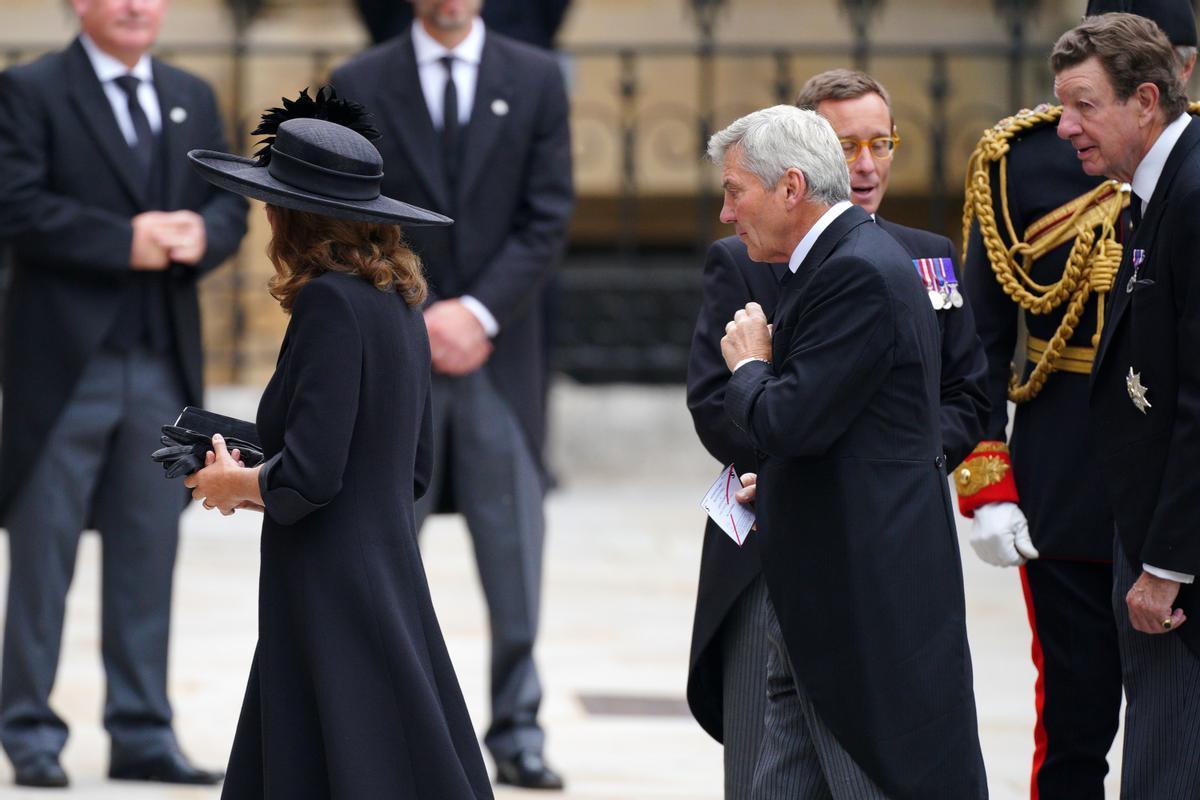 Carole y Michael Middleton, padres de Kate, princesa de Gales, llegan al funeral.