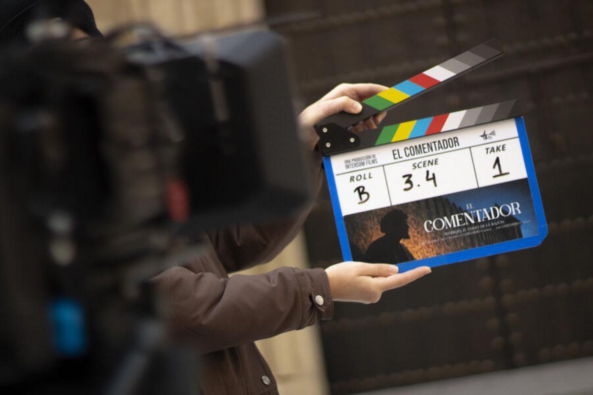 Plaqueta marcando la escena del rodaje de un documental en una imagen de archivo.