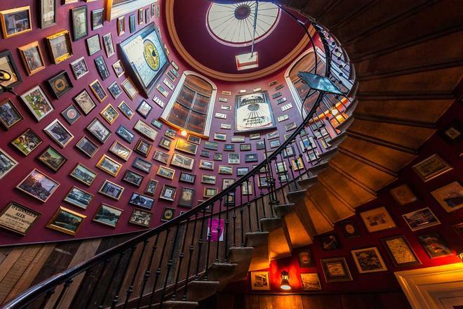 Escalera del Merchant's Arch Bar