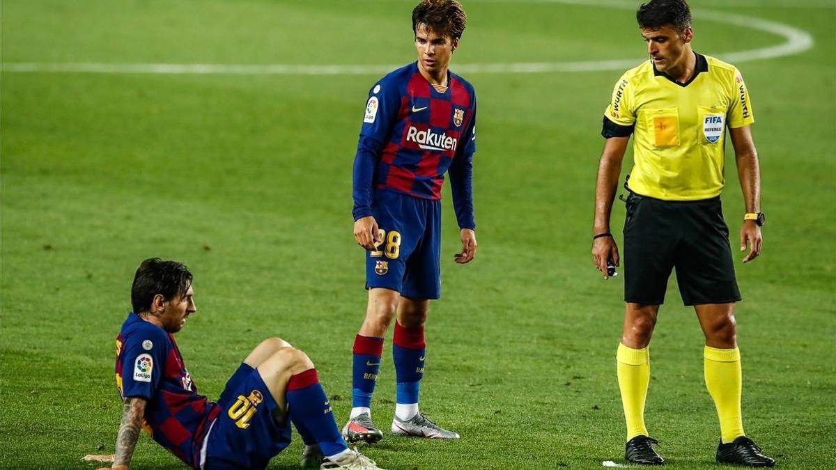 Riqui Puig observa a Messi ante Gil Manzano, en el Camp Nou.