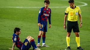 Riqui Puig observa a Messi ante Gil Manzano, en el Camp Nou.