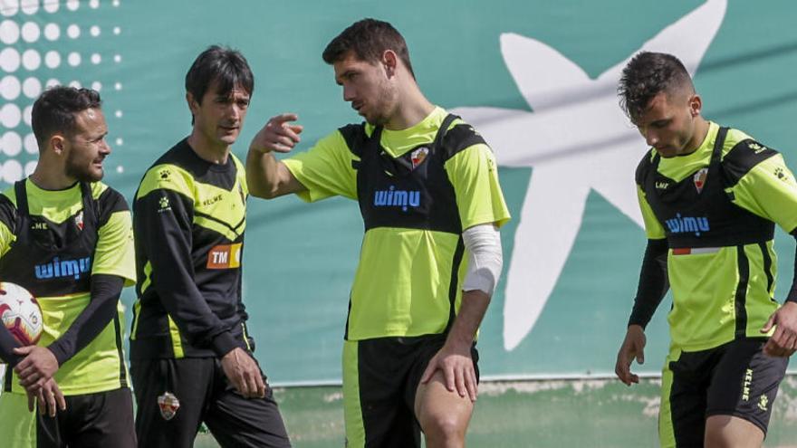 Manuel Sánchez, junto a Iván Sánchez, Borja y Pacheta, durante un entrenamiento