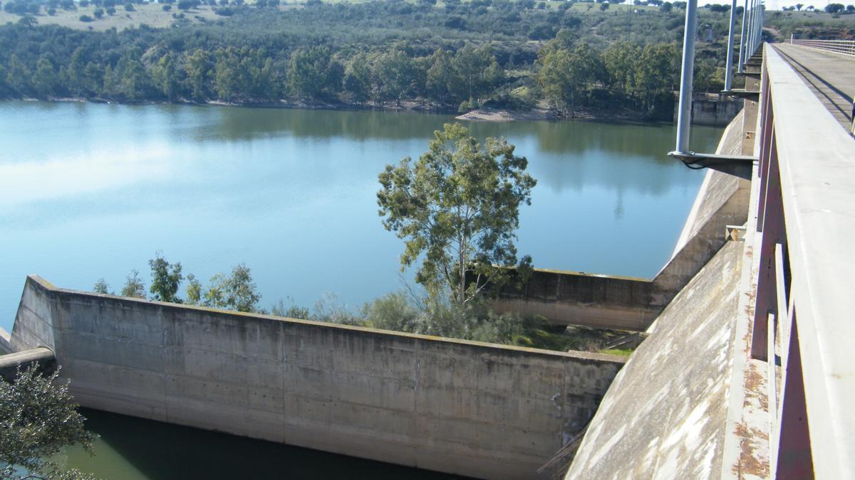 Pantano de la antigua central nuclear de Valdecaballeros.