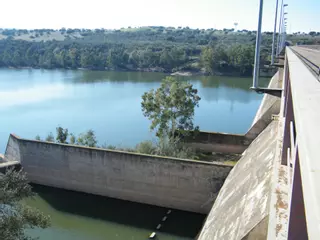 El Gobierno rectifica y estudiará no demoler la presa de Valdecaballeros