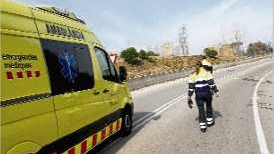 Els agents dels atestats dels Mossos al lloc investigant l&#039;accident.