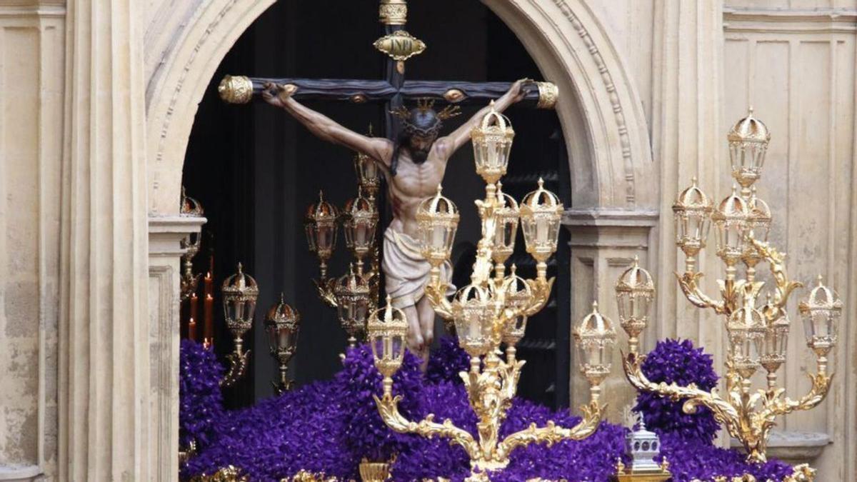 Cristo de la Misericordia, saliendo de la basílica de San Pedro.