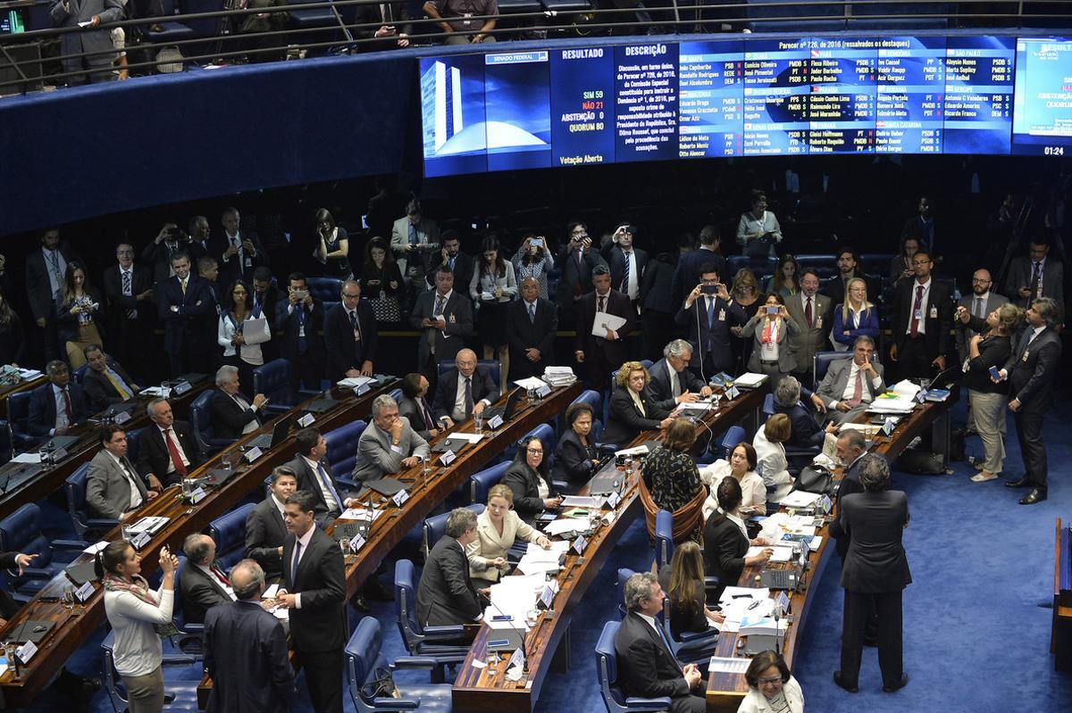 BRA502. BRASILIA (BRASIL), 10/08/2016.- Fotografía de una sesión del Senado brasileño para decidir el destino de la presidenta suspendida, Dilma Rousseff, hoy, miércoles 10 de agosto de 2016, en Brasilia (Brasil). El pleno del Senado brasileño aprobó hoy por 59 votos a favor y 21 en contra un informe que pide continuar el juicio político contra la presidenta suspendida, Dilma Rousseff, quien de esa manera queda a solamente un paso de la destitución. EFE/Cadu Gomes