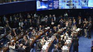 BRA502. BRASILIA (BRASIL), 10/08/2016.- Fotografía de una sesión del Senado brasileño para decidir el destino de la presidenta suspendida, Dilma Rousseff, hoy, miércoles 10 de agosto de 2016, en Brasilia (Brasil). El pleno del Senado brasileño aprobó hoy por 59 votos a favor y 21 en contra un informe que pide continuar el juicio político contra la presidenta suspendida, Dilma Rousseff, quien de esa manera queda a solamente un paso de la destitución. EFE/Cadu Gomes