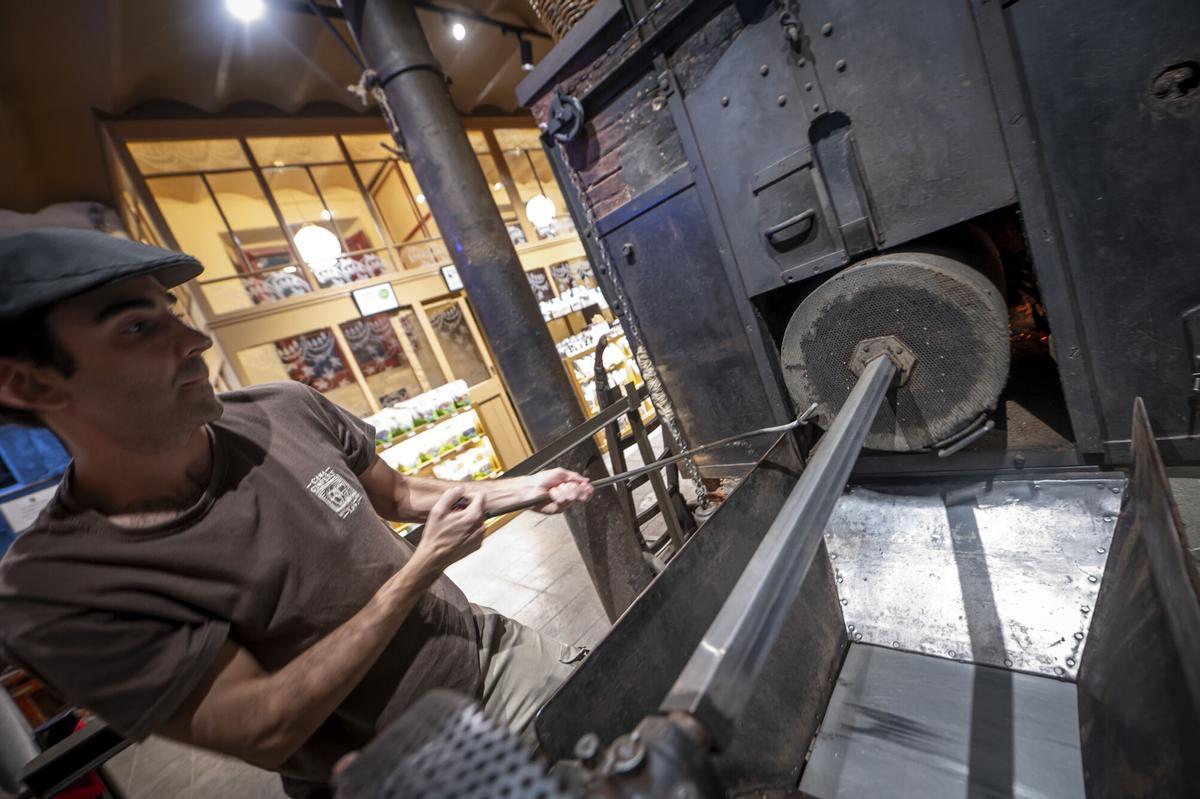 Eduard, maestro tostador en el horno de 1851 de Casa Gispert