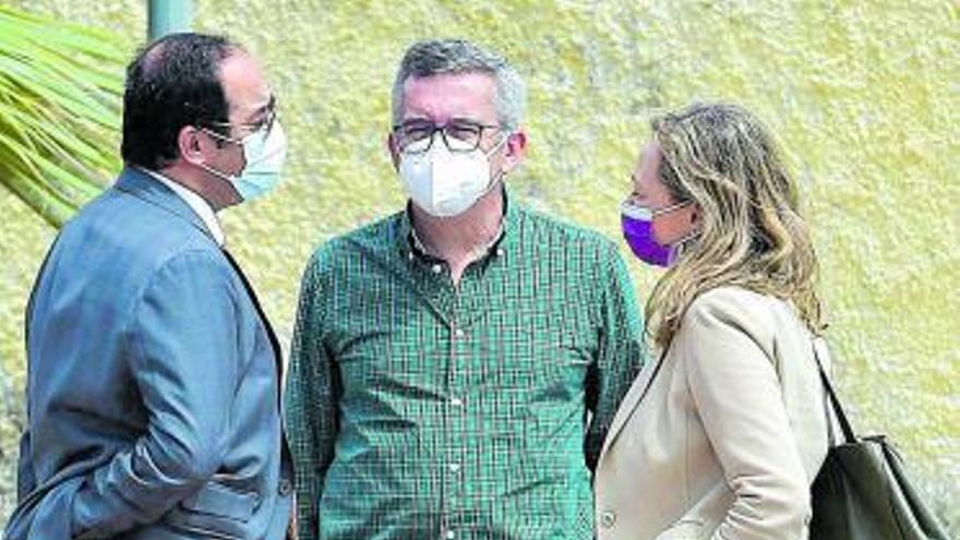 Rosell, junto a Carlos Sosa, conversa con su abogado.