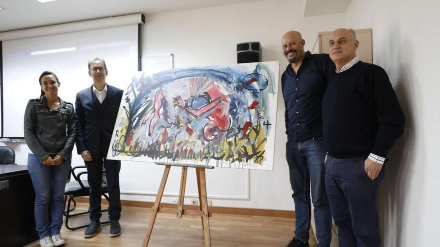Del pentagrama al lienzo: Toño Velasco pinta en vivo un cuadro durante un concierto en Oviedo