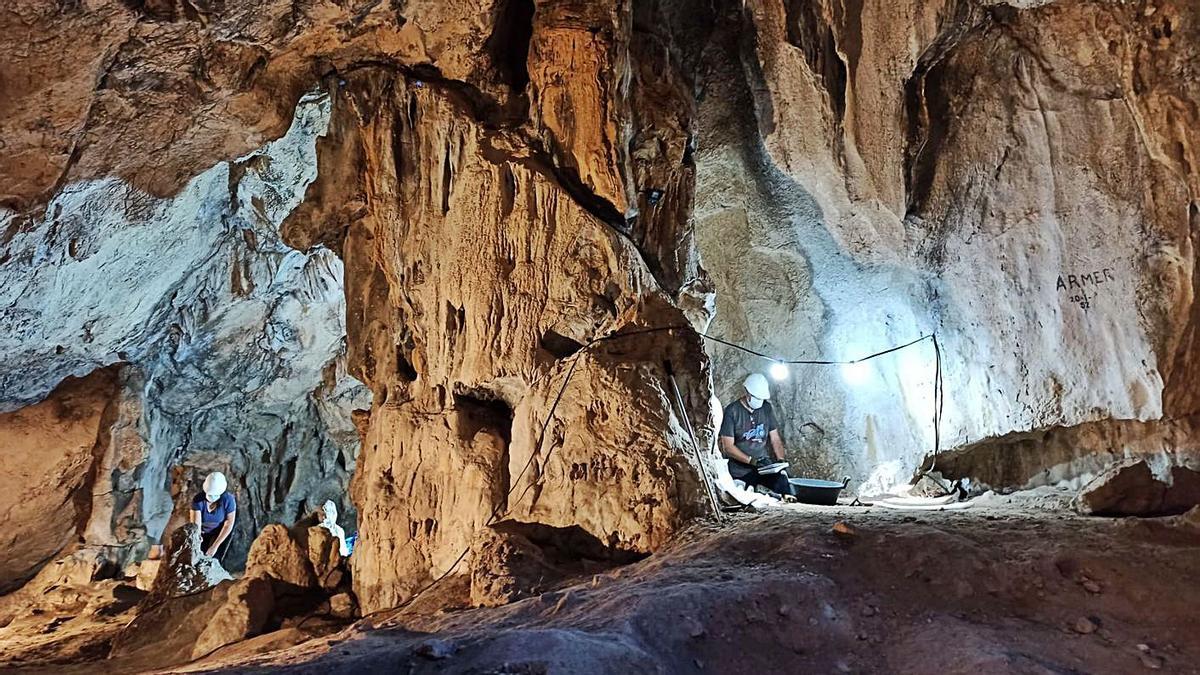 Imagen de los arqueólogos durante los trabajos realizados en la cueva en las dos últimas semanas. | INFORMACIÓN