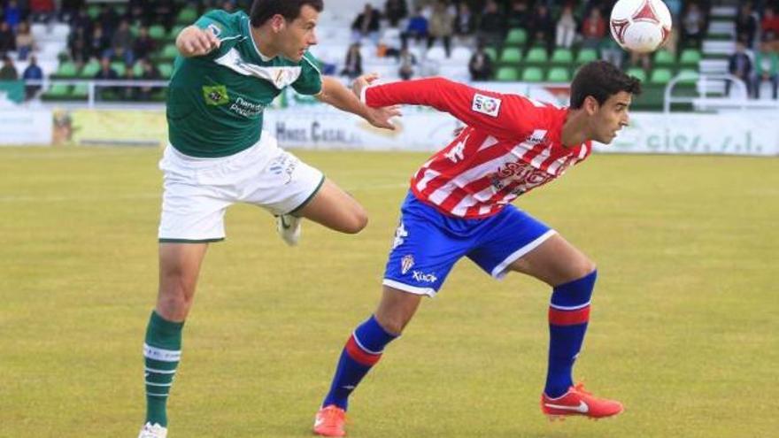 Un lance del reciente duelo entre el Coruxo y el Sporting de Gijón B, disputado en O Vao. // José Lores