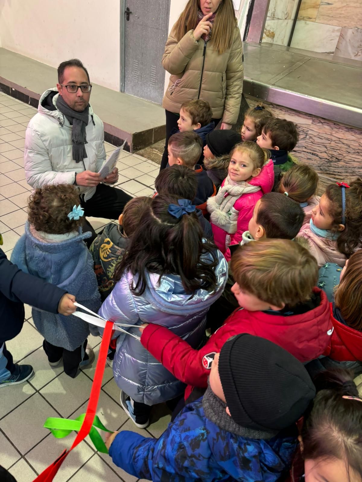 GALERÍA | Visita inesperada en el Mercado de Abastos: los niños de Infantil del Sagrado Corazón de Jesús