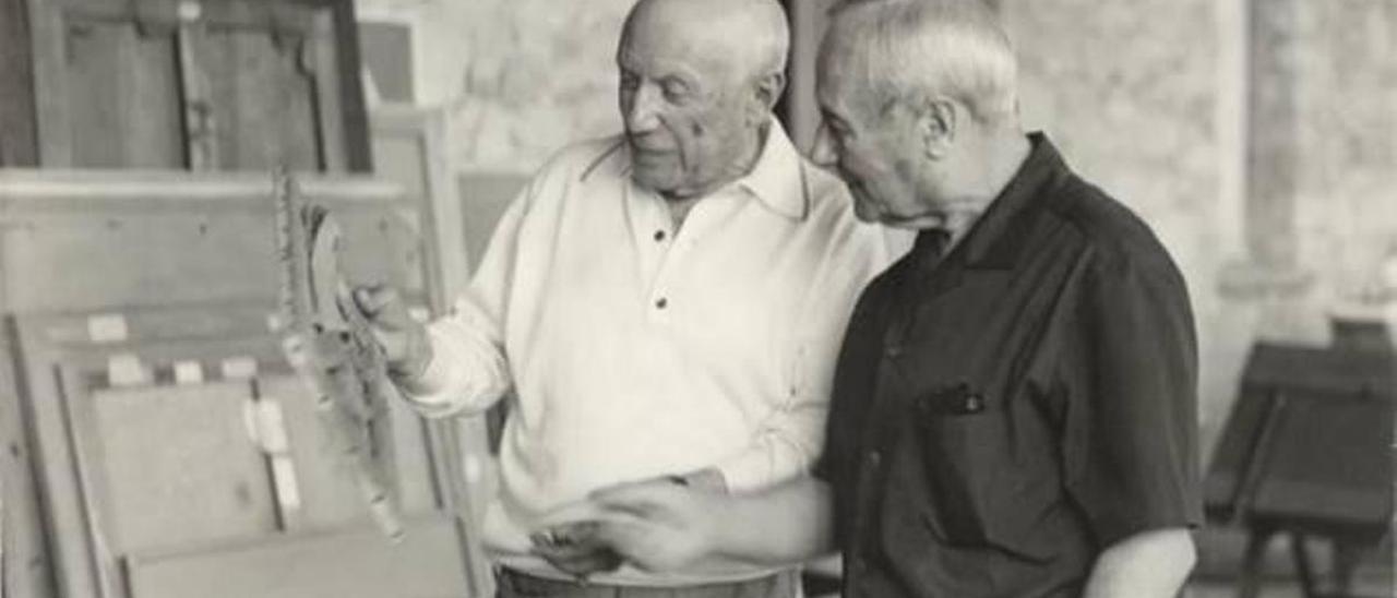 Pablo Picasso y Joan Miró, en Notre-Dame-de-Vie, Mougins, 1967, en una fotografía de Jacqueline Picasso.