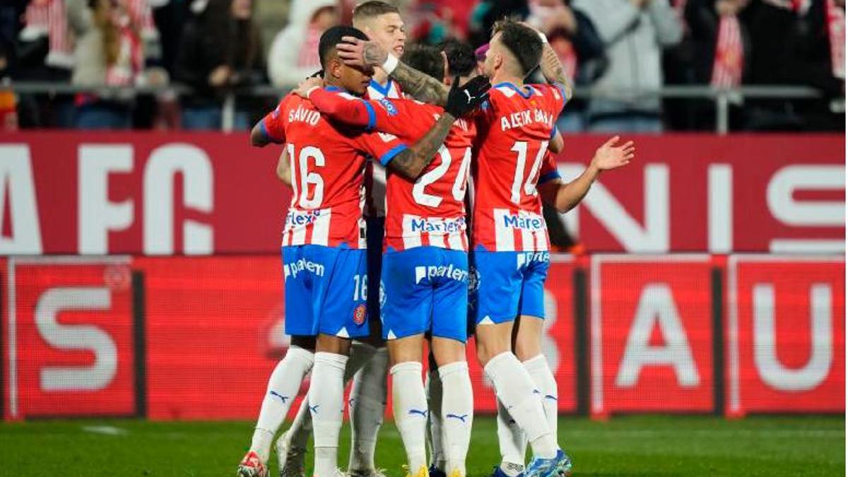 Els jugadors del Girona celebren el segon gol fent una pinya