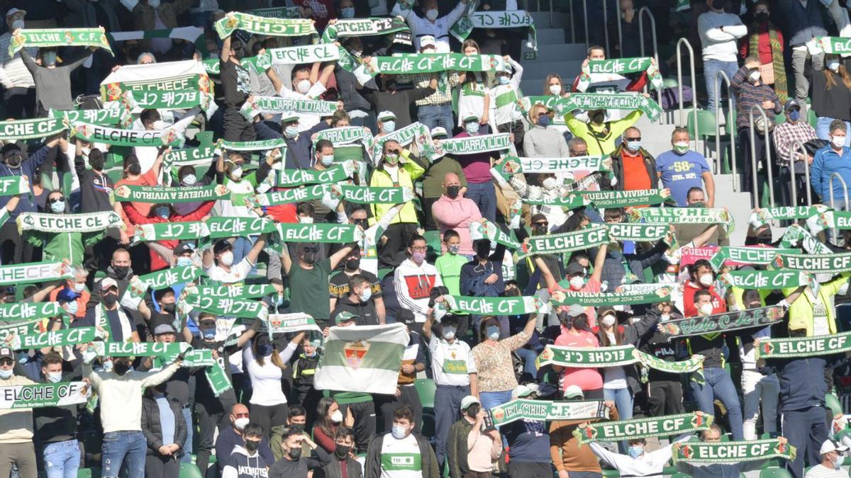 Aficionados del Elche, durante el encuentro del pasado domingo contra el Villarreal. | MATÍAS SEGARRA