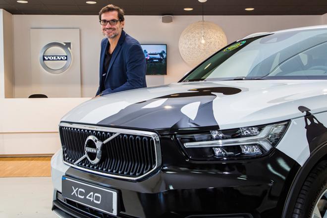 Antonio Azzato, con el Volvo XC40 en honor a Velázquez